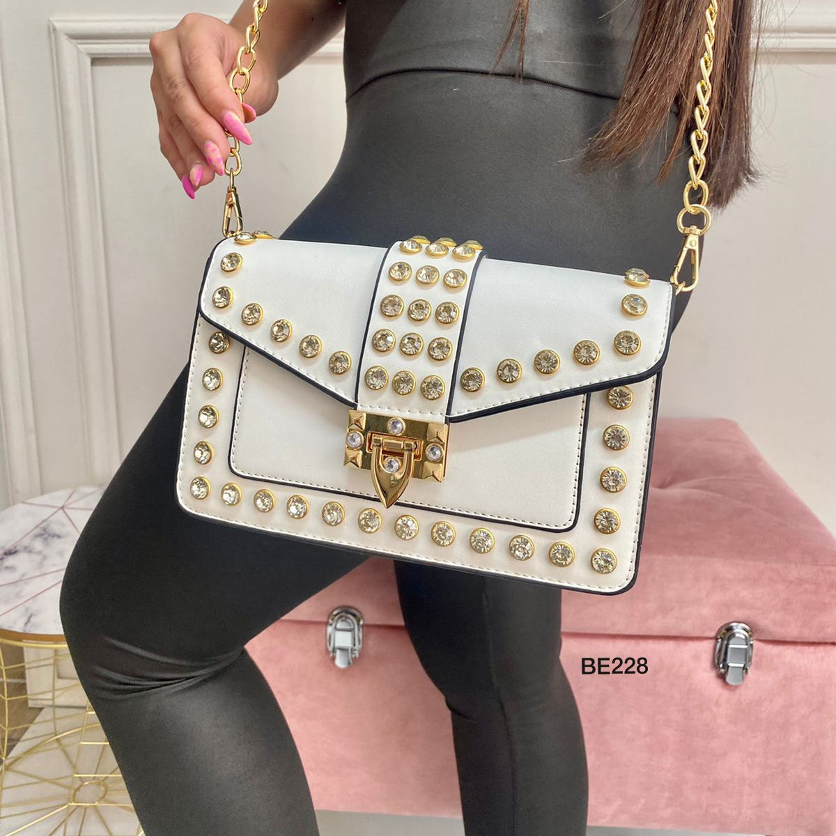 Bolso blanco apliques dorados piedras 20cm* 14cm 696 C-B